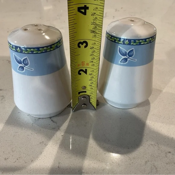 Salt & Pepper shakers CountryGate by Enesco. Great condition no stoppers - Picture 4 of 5